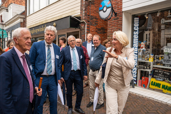 Wethouder Annalies Usmany-Dallinga (gemeente Eemsdelta) leidt Kamer- en Statenleden rond in Appingedam
