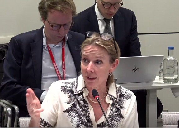 Minister Van Veldhoven in gesprek met de commissie