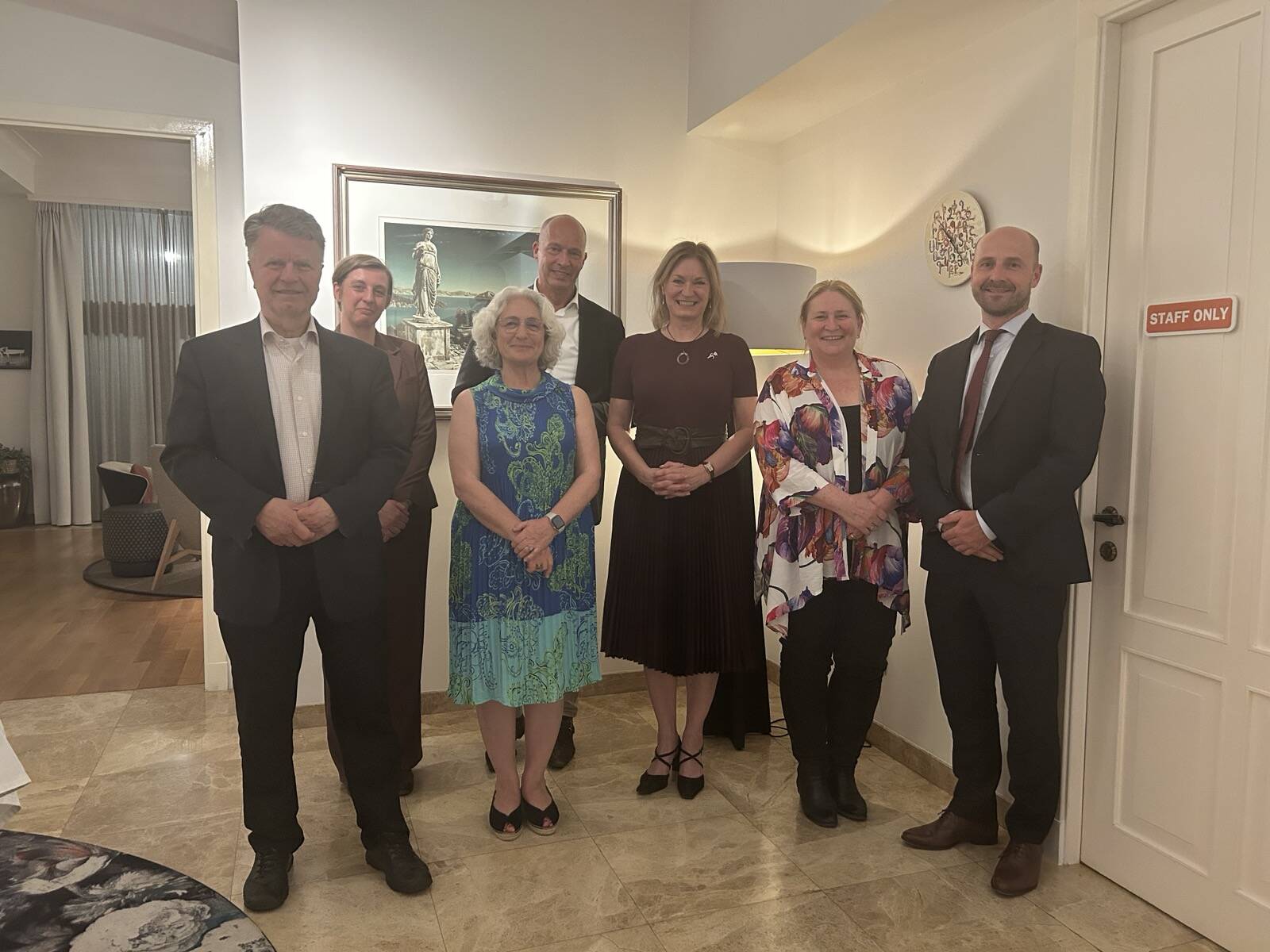 De Nederlandse delegatie bij de ambassadeur