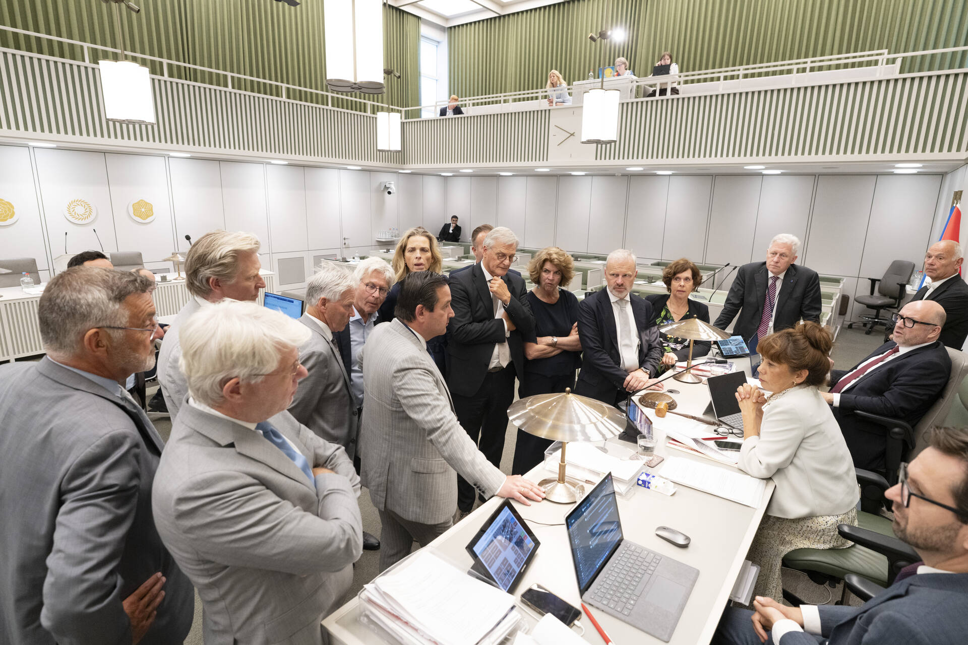 Overleg tussen de woordvoerders en Kamervoorzitter Vos