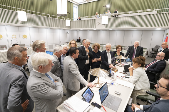 Overleg tussen de woordvoerders en Kamervoorzitter Vos