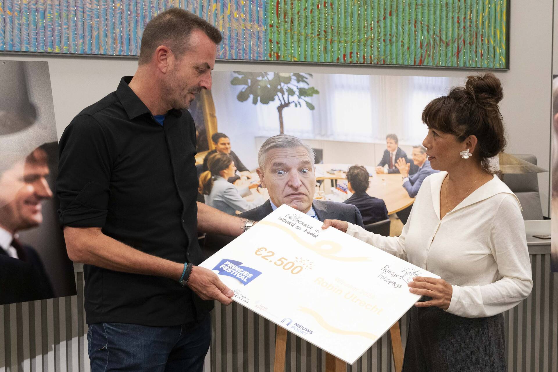 Fotograaf Robin Utrecht ontvangt zijn prijs uit handen van Eerste Kamervoorzitter Mei Li Vos