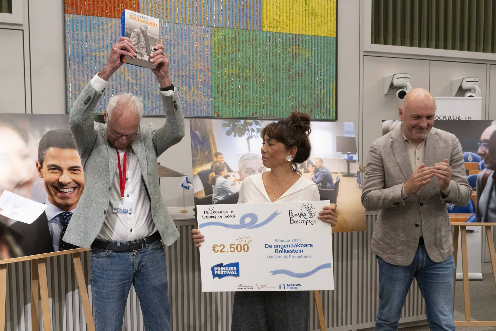 Schrijver Dirk Verkuil is blij met zijn prijs voor het beste politieke boek van 2026