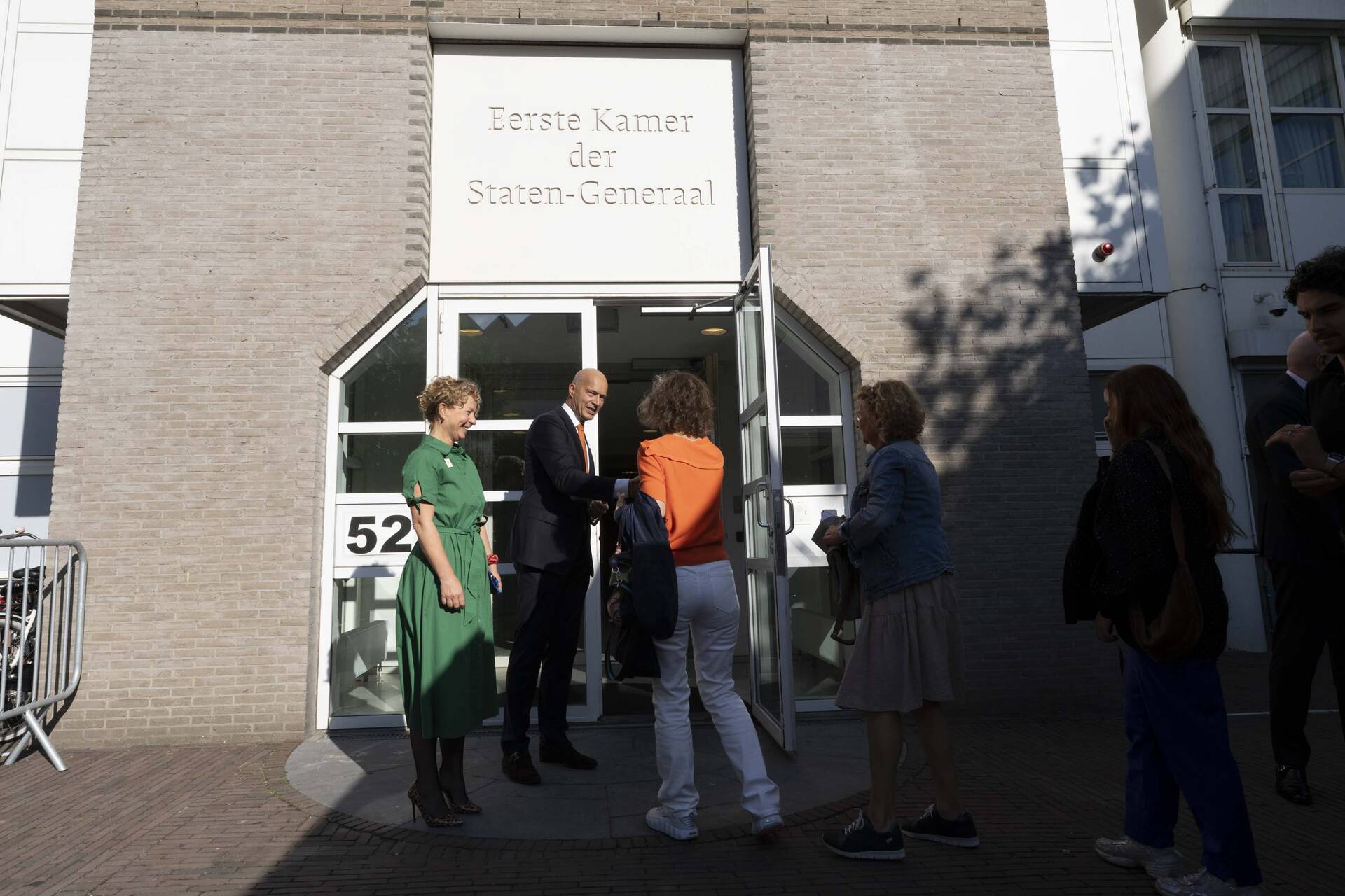 Kim Nagtzaam (directeur Organisatie) en senator Tekke Panman (BBB) verwelkomde de eerste bezoekers
