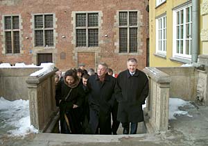 Foto van het bezoek aan Polen; v.l.n.r. mw. Tan, dhr. Braks en prof. Pastusiak